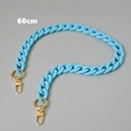 Detalle de cadena de resina acrílica azul claro de 60 cm con mosquetones dorados - 60CM / Azul