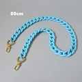 Detalle de la correa de resina acrílica azul claro con cierres de langosta dorados 80cm - 80cm / Azul