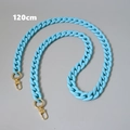 Detalle de cadena de bolso de 120cm en acrílico azul cielo mate con cierres dorados - 120cm / Azul