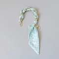 Détail de la poignée de sac en foulard de soie bleu clair tissée avec une chaîne dorée - Style Feuille Bleu Clair