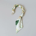 Dettaglio del manico a catena dorata avvolto in un foulard di seta con stampa limoni - Limone Fresco