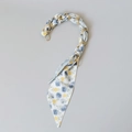Dettaglio del manico in seta con motivo floreale blu e catena in metallo dorato per borsa - Floreale Blu e Giallo