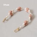Détail d'une bandoulière de 37cm en perles rose et blanc avec des mousquetons dorés élégants - Rose