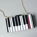 Pochette élégante en acrylique motif touches de piano avec bande rouge et chaîne dorée - Style Touches de Piano (Chaîne Dorée)