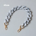Dettaglio della catena per borsa in acrilico marmorizzato grigio 45cm con fibbie oro - Bianco 45CM
