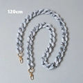 Dettaglio della tracolla in acrilico da 120cm con maglie effetto marmo e chiusure dorate - Bianco 120CM