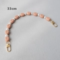 Détail de la chaîne de perles acryliques de 33 cm avec fermoirs dorés et perles mates - Rose-33cm