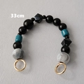 Detalle del asa de bolso de 33 cm con cuentas de resina jaspeada y cierres metálicos dorados - Estilo de Mármol Negro Azul Verde