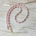 Détail de la chaîne de perles rose et blanche de 120 cm avec fermoirs dorés - Style Bandoulière 120cm / Rose