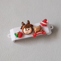 Détail de breloques de Noël en résine avec fille renne, ours et gants de fête - Style Père Noël Renne Blanc (款式-2)