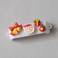 Vue détaillée de 4 breloques de Noël en résine avec Père Noël sur un support blanc pur - Style Boîte Cadeau Père Noël Blanc (款式-3)