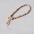 Détail du cordon de téléphone tressé violet et jaune avec fermoir doré et patch clair - Mix Violet Jaune (Style 11)