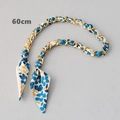 Détail d'une bandoulière chaîne en métal doré et foulard en soie de 60 cm - Style Floral Bleu Jaune (6)