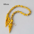 Détail d'une bandoulière de 60cm en métal doré entrelacée de soie jaune à motifs - Style Géométrique Jaune Noir Blanc (7)