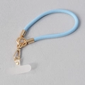 Détail du cordon de téléphone tressé bleu clair avec fermoirs dorés et patch transparent - Tressé Bleu Clair (Style 19)