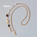 Detalle de cadena de bolso de 120cm con perlas, cuentas de acrílico y mosquetones de metal oro - 120cm