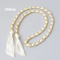Primer plano de correa de cadena dorada de 120 cm tejida con cinta de seda blanco crema - 120cm / Blanco