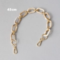 Detalle de cadena de 45 cm en resina beige jaspeada con cierres de mosquetón dorados - 45cm / Beige Oro Mixto