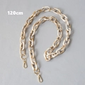 Detalle de cadena de resina marmoleada de 120cm con cierres de mosquetón dorados para bolsos - 120cm / Beige