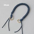 Détail d'une bandoulière de 35cm en corde de cire tressée bleu foncé avec boucles dorées - Bleu