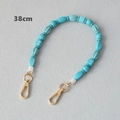 Détail macro de la chaîne de sac en résine turquoise avec fermoirs mousquetons dorés - 38cm / Perles à Texture Géométrique Multi-Formes (Style-2)