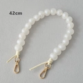 Dettaglio catena in perle acriliche bianche da 42cm con moschettoni dorati per borse - 42cm / Bianco Satinato Cangiante (Stile 4)