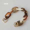 Dettaglio della catena da 30 cm in resina acrilica mista con maglie marmorizzate e ambra - 7