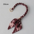 Détail d'une poignée de sac de 26 cm en soie rouge vin à fleurs avec fermoirs dorés - 26cm / Rose Bordeaux