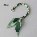 Détail de la chaîne de sac en soie verte de 26 cm avec nœud et anneaux dorés - 26cm / Floral Vert Foncé