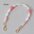 Détail de la chaîne de 41cm en perles acryliques marbrées avec fermoirs mousquetons dorés - Série Rose-41CM