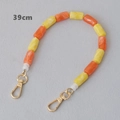 Dettaglio della catena di perline acriliche marmorizzate da 39cm con moschettoni dorati - Giallo Arancio-39CM