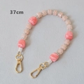 Detalle de cadena de 37cm de cuentas de acrílico rosa con cierres de metal dorado - Serie Rosa / 37cm