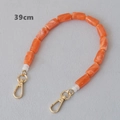 Dettaglio tracolla in resina marmorizzata arancione da 39cm con chiusure dorate per borse - Arancio-39CM