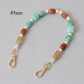 Détail de la chaîne de perles en résine colorée de 41 cm avec fermoirs en métal doré - Série Verte-41CM