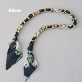Dettaglio catena dorata da 60cm intrecciata con sciarpa di seta a motivo floreale - Stile Floreale Blu Notte Oro