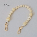 Detalle de cadena de perlas acrílicas de 37 cm con cubos de resina beige y cierres dorados - Albaricoque / 37cm