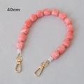 Dettaglio della tracolla in perle acriliche rosa marmo 40cm con chiusure dorate - Rosa-40CM