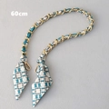 Détail de la bandoulière 60cm en chaîne dorée entrelacée de ruban bleu et foulards - Style Géométrique Bleu Lac Or