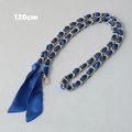 Dettaglio della tracolla da 120cm in seta blu reale intrecciata con catena dorata - Blu Klein (Oro)