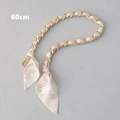 Détail d'une bandoulière de 60cm en chaîne dorée entrelacée d'un ruban de soie floral rose - Style Floral Rose Or