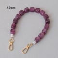 Dettaglio catena di 40cm in perle acriliche viola con chiusure a moschettone dorate - Viola-40CM