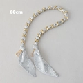 Détail d'une bandoulière 60cm en tissu floral gris clair et chaîne dorée entrelacée - Style Floral Gris Or