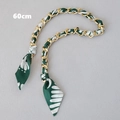Détail de la bandoulière de 60cm en chaîne dorée et soie fleurie vert foncé à fermoirs - Style Floral Vert Foncé Or