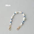 Vue détaillée de la lanière en perles acryliques bleues et blanches de 38cm avec fermoirs - 38cm / Bleu