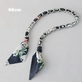 Dettaglio della catena in metallo argento da 60cm con foulard in seta blu navy per borse - Stile Floreale Blu Notte Argento