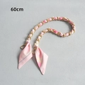 Détail d'une bandoulière de 60 cm en chaîne dorée et foulard en soie rose à fleurs - Style 7 (Or)