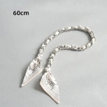 Détail de la chaîne en métal argenté de 60 cm tressée avec un foulard en soie crème - Style 5 (Argent)