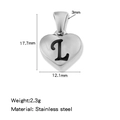 Pendentif cœur en acier inoxydable poli avec lettre L noire et détails de dimensions - Couleur Acier-L