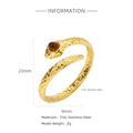 Détail de la bague serpent en acier 316L doré avec œil en malachite et écailles - Style Brun (HR0003G27-1)
