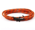 Dettaglio del bracciale multi-giro in paracord arancione con chiusura a forma di squalo - Chiusura a Squalo / Arancione con Grigio Nero Bianco